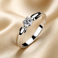 Ring i hvidguld med minimalistisk zirkoniadesign