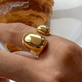 Minimalistisk guldring med flydende form