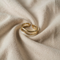 Beatrix – Gylden ring med enkel silhouette