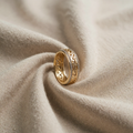 Skinnende hul guldring