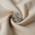 RING MED BLOMST & BLAD I ZIRKONIA - (JUSTERBAR)
