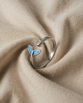 Justerbar ring med farverig delfinhale