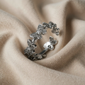 Hvidguldfarvet Sommerfugle Ring med Rhinestones