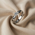 Ring i hvidguld med minimalistisk zirkoniadesign