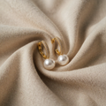 Elegante guldfarvede perleøreringe