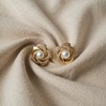 Elegante lyse spiralperleøreringe