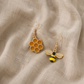 Honeycomb & Bee Dråbeøreringe – Guldfarvede smykker til kvinder