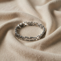 Elegant armbånd i hvidguld med hjerte