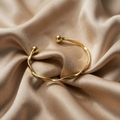 Elegant åbent armbånd i guld