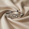 Armbåndssæt med rhinsten i hvidguld og infinity-design