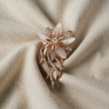 KRYSTAL BLOMST BROCHE