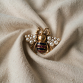 DRONNINGBI-BROCHE