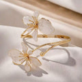 Skinnende Emaljeblomst Bangle i Guldtone