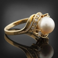 Elegant ring med perle og guld