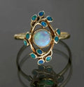 Blå ring med vintagekrystaller og opal