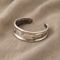 Minimalistisk, alsidigt, åbent armbånd