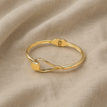 Minimalistisk Fjederarmbånd i Guldtone